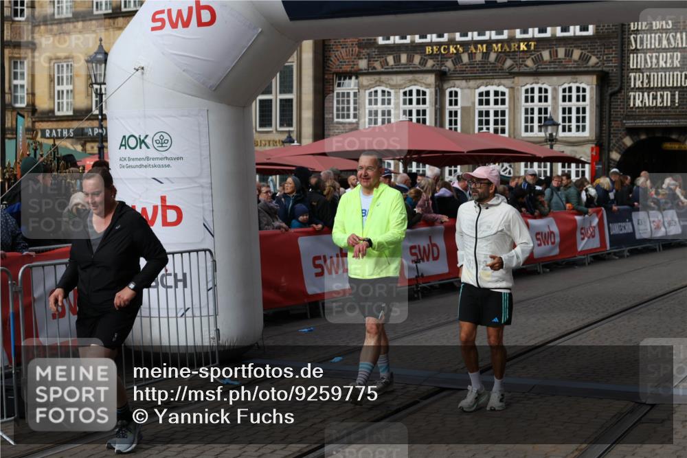 05.10.2025 - 20. swb-Marathon Bremen Yannick Fuchs http://msf.ph/oto/9259775 05.10.2025 11:17:50 Ziel 9869, 10312, 10465 meine-sportfotos.de