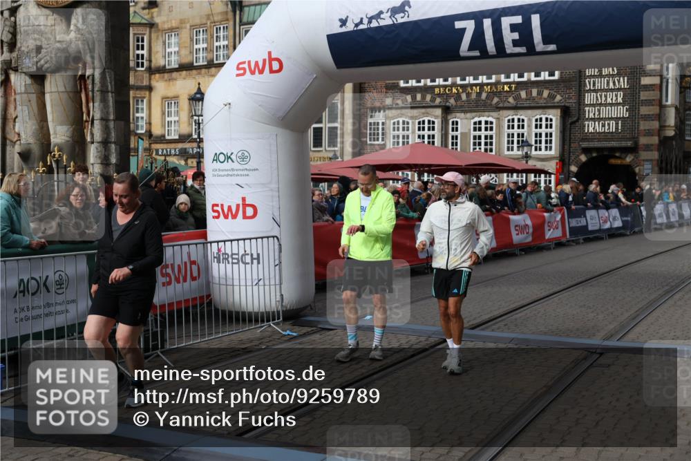 05.10.2025 - 20. swb-Marathon Bremen Yannick Fuchs http://msf.ph/oto/9259789 05.10.2025 11:17:50 Ziel 9869, 10312, 10465 meine-sportfotos.de