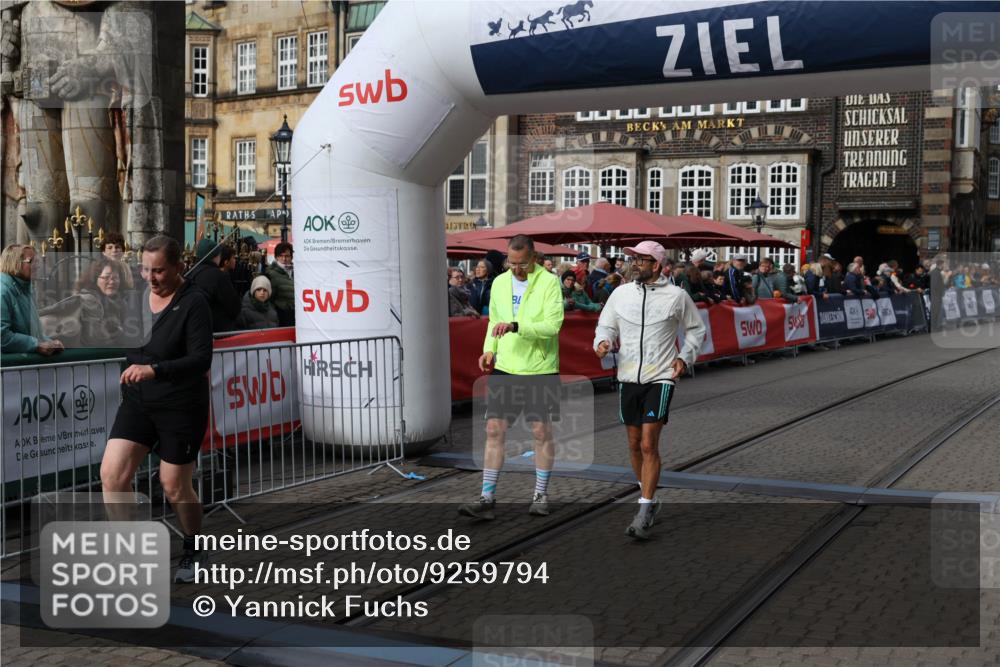 05.10.2025 - 20. swb-Marathon Bremen Yannick Fuchs http://msf.ph/oto/9259794 05.10.2025 11:17:50 Ziel 9869, 10312, 10465 meine-sportfotos.de