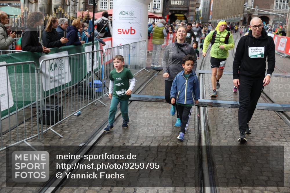 05.10.2025 - 20. swb-Marathon Bremen Yannick Fuchs http://msf.ph/oto/9259795 05.10.2025 15:23:27 Ziel 285, 388, 389, 1464 meine-sportfotos.de