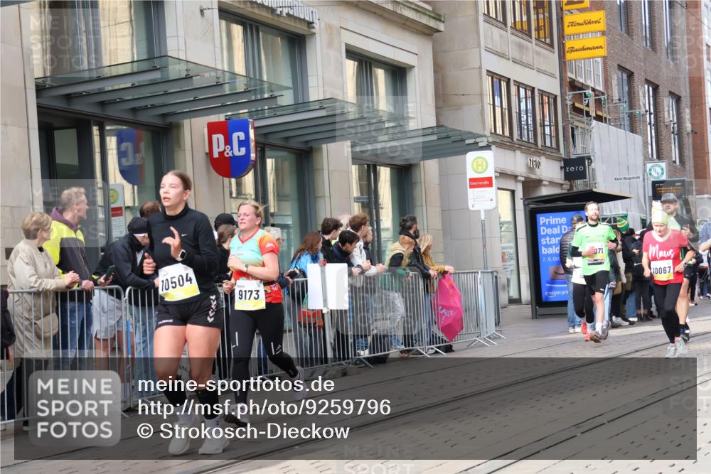 05.10.2025 - 20. swb-Marathon Bremen Strokosch-Dieckow http://msf.ph/oto/9259796 05.10.2025 11:00:05 Ziel 7177, 7178, 7215, 9173, 9177, 9271, 9495, 9531, 9672, 10063, 10067, 10071, 10079, 10217, 10345, 10406, 10492, 10504, 10794, 10889, 10919, 10930, 10985, 11003, 11050, 11063, 11071, 11162, 11255, 11263, 11424, 11511, 11534, 11595, 11610, 11619, 11699, 7177, 7178, 7215, 9173, 9177, 9271, 9495, 9531, 9672, 10063, 10067, 10071, 10079, 10217, 10345, 10406, 10492, 10504, 10794, 10889, 10919, 10930, 10985, 11003, 11050, 11063, 11071, 11162, 11255, 11263, 11424, 11511 meine-sportfotos.de