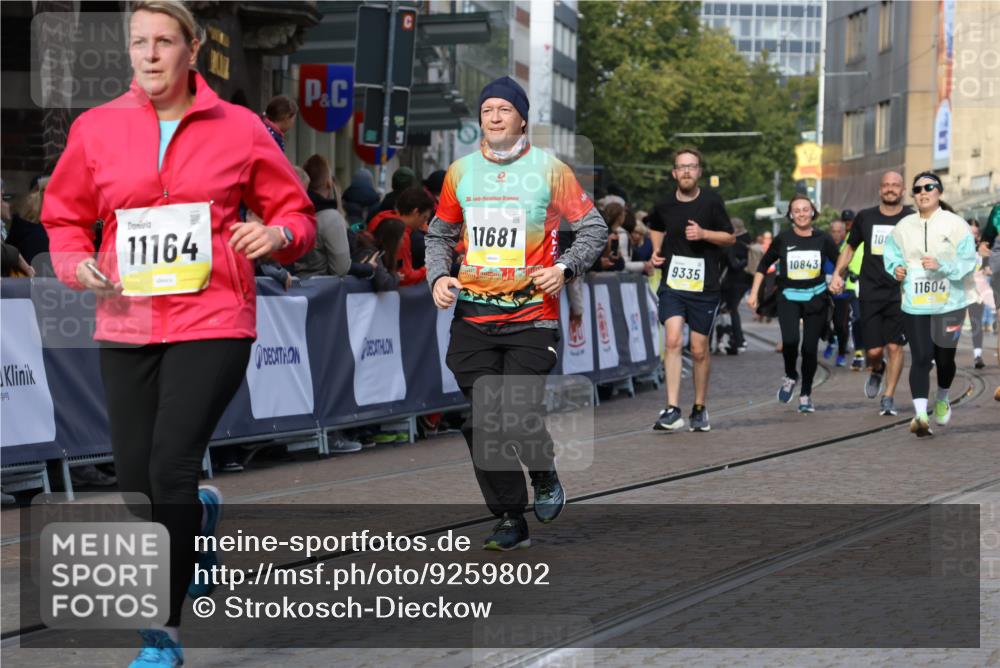 05.10.2025 - 20. swb-Marathon Bremen Strokosch-Dieckow http://msf.ph/oto/9259802 05.10.2025 11:05:33 Ziel 7654, 9210, 9419, 9752, 10025, 10426, 10437, 10511, 10542, 10843, 10844, 10999, 11164, 11676, 11681 meine-sportfotos.de