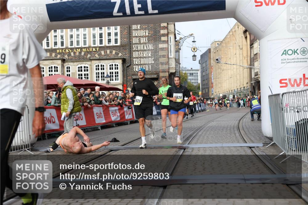05.10.2025 - 20. swb-Marathon Bremen Yannick Fuchs http://msf.ph/oto/9259803 05.10.2025 10:48:01 Ziel 9929, 10089, 10929, 11628 meine-sportfotos.de