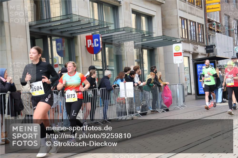 05.10.2025 - 20. swb-Marathon Bremen Strokosch-Dieckow http://msf.ph/oto/9259810 05.10.2025 11:00:06 Ziel 7177, 7178, 7215, 9173, 9177, 9271, 9495, 9531, 9672, 10063, 10067, 10071, 10079, 10217, 10406, 10492, 10504, 10794, 10919, 10930, 10985, 11003, 11050, 11063, 11071, 11162, 11255, 11263, 11424, 11511, 11534, 11595, 11610, 11619, 11699, 7177, 7178, 7215, 9173, 9177, 9271, 9495, 9531, 9672, 10063, 10067, 10071, 10079, 10217, 10406, 10492, 10504, 10794, 10919, 10930, 10985, 11003, 11050, 11063, 11071, 11162, 11255, 11263, 11424, 11511 meine-sportfotos.de