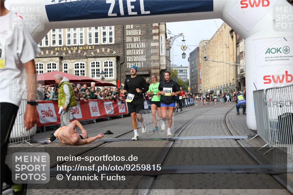 05.10.2025 - 20. swb-Marathon Bremen Yannick Fuchs http://msf.ph/oto/9259815 05.10.2025 10:48:01 Ziel 9929, 10089, 10929, 11628 meine-sportfotos.de