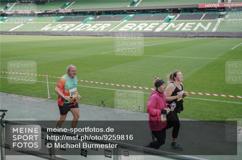 05.10.2025 - 20. swb-Marathon Bremen Michael Burmester http://msf.ph/oto/9259816 05.10.2025 10:48:42 Laufen im Stadion 9408, 9698, 9753, 10076, 10361, 10362, 10613, 10795, 10874, 10913, 11109, 11216, 11480, 11631, 11690, 11743, 9323, 9477, 9563, 9679, 9698, 9705, 9805, 10012, 10198 meine-sportfotos.de