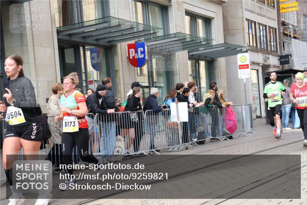 05.10.2025 - 20. swb-Marathon Bremen Strokosch-Dieckow http://msf.ph/oto/9259821 05.10.2025 11:00:06 Ziel 7177, 7178, 7215, 9173, 9177, 9271, 9495, 9531, 9672, 10063, 10067, 10071, 10079, 10217, 10406, 10492, 10504, 10794, 10919, 10930, 10985, 11003, 11050, 11063, 11071, 11162, 11255, 11263, 11424, 11511, 11534, 11595, 11610, 11619, 11699, 7177, 7178, 7215, 9173, 9177, 9271, 9495, 9531, 9672, 10063, 10067, 10071, 10079, 10217, 10406, 10492, 10504, 10794, 10919, 10930, 10985, 11003, 11050, 11063, 11071, 11162, 11255, 11263, 11424, 11511 meine-sportfotos.de