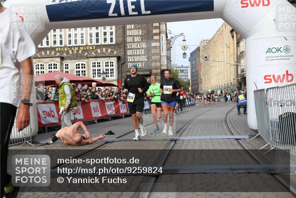 05.10.2025 - 20. swb-Marathon Bremen Yannick Fuchs http://msf.ph/oto/9259824 05.10.2025 10:48:01 Ziel 9929, 10089, 10929, 11628 meine-sportfotos.de