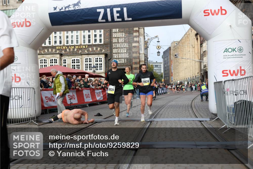 05.10.2025 - 20. swb-Marathon Bremen Yannick Fuchs http://msf.ph/oto/9259829 05.10.2025 10:48:01 Ziel 9929, 10089, 10929, 11628 meine-sportfotos.de