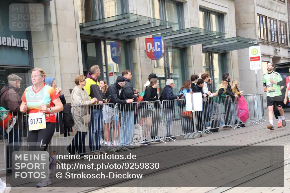 05.10.2025 - 20. swb-Marathon Bremen Strokosch-Dieckow http://msf.ph/oto/9259830 05.10.2025 11:00:06 Ziel 7177, 7178, 7215, 9173, 9177, 9271, 9495, 9531, 9672, 10063, 10067, 10071, 10079, 10217, 10406, 10492, 10504, 10794, 10919, 10930, 10985, 11003, 11050, 11063, 11071, 11162, 11255, 11263, 11424, 11511, 11534, 11595, 11610, 11619, 11699, 7177, 7178, 7215, 9173, 9177, 9271, 9495, 9531, 9672, 10063, 10067, 10071, 10079, 10217, 10406, 10492, 10504, 10794, 10919, 10930, 10985, 11003, 11050, 11063, 11071, 11162, 11255, 11263, 11424, 11511 meine-sportfotos.de