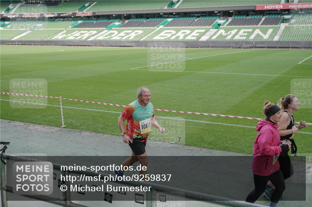 05.10.2025 - 20. swb-Marathon Bremen Michael Burmester http://msf.ph/oto/9259837 05.10.2025 10:48:43 Laufen im Stadion 9408, 9753, 10076, 10361, 10362, 10613, 10795, 10874, 10913, 11109, 11216, 11480, 11631, 11690, 11743, 9323, 9477, 9563, 9679, 9698, 9705, 9805, 10012 meine-sportfotos.de