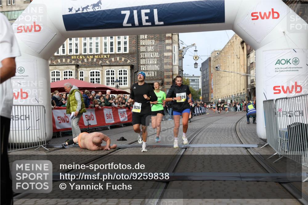05.10.2025 - 20. swb-Marathon Bremen Yannick Fuchs http://msf.ph/oto/9259838 05.10.2025 10:48:01 Ziel 9929, 10089, 10929, 11628 meine-sportfotos.de