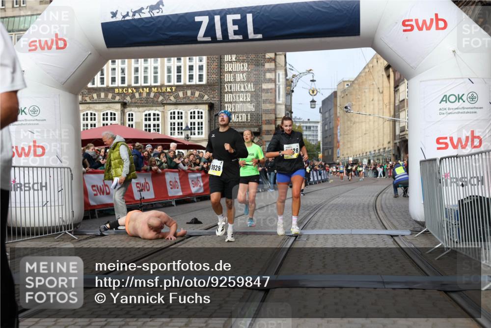 05.10.2025 - 20. swb-Marathon Bremen Yannick Fuchs http://msf.ph/oto/9259847 05.10.2025 10:48:01 Ziel 9929, 10089, 10929, 11628 meine-sportfotos.de