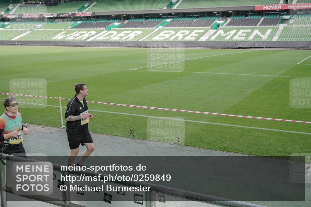 05.10.2025 - 20. swb-Marathon Bremen Michael Burmester http://msf.ph/oto/9259849 05.10.2025 10:48:51 Laufen im Stadion 9247, 9408, 9753, 10076, 10361, 10362, 10613, 10795, 10874, 10913, 11109, 11216, 11480, 11625, 11631, 11690, 11743, 9563, 9679, 9698, 9705, 10012 meine-sportfotos.de