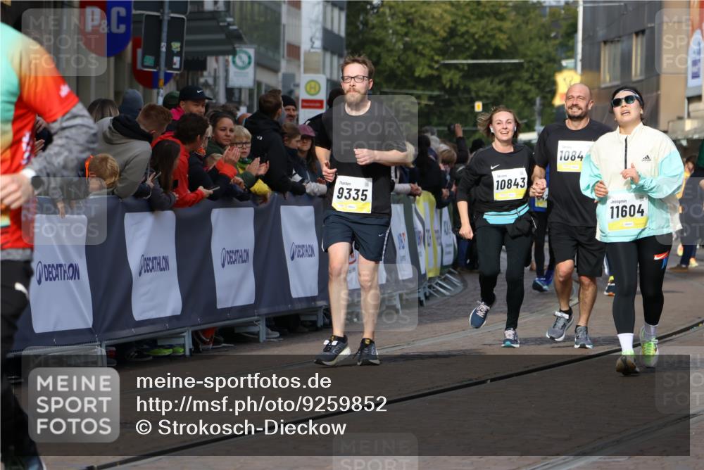 05.10.2025 - 20. swb-Marathon Bremen Strokosch-Dieckow http://msf.ph/oto/9259852 05.10.2025 11:05:35 Ziel 7654, 9210, 9335, 9419, 9752, 10426, 10437, 10843, 10844, 10999, 11164, 11604, 11676, 11681 meine-sportfotos.de