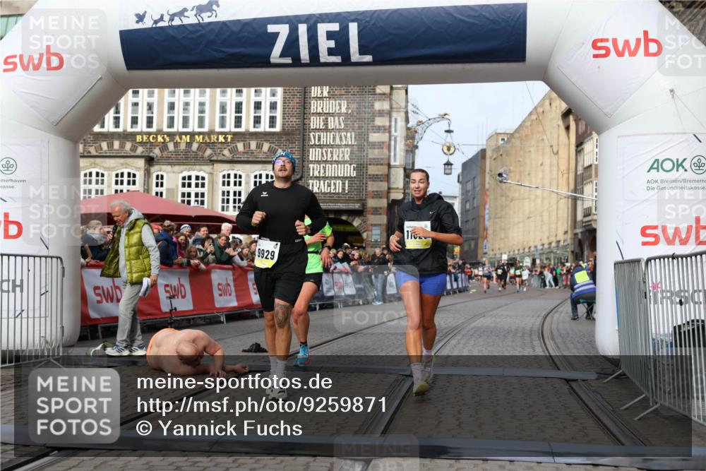 05.10.2025 - 20. swb-Marathon Bremen Yannick Fuchs http://msf.ph/oto/9259871 05.10.2025 10:48:02 Ziel 9929, 10089, 10929, 11187, 11628 meine-sportfotos.de