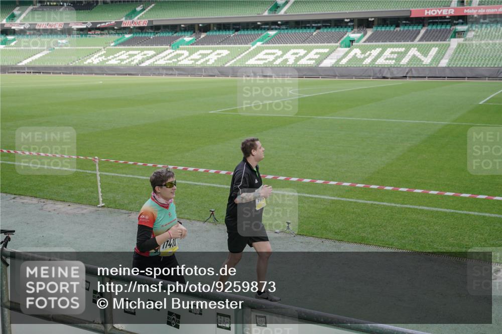 05.10.2025 - 20. swb-Marathon Bremen Michael Burmester http://msf.ph/oto/9259873 05.10.2025 10:48:52 Laufen im Stadion 9247, 9408, 9753, 10076, 10361, 10362, 10613, 10795, 10874, 10913, 11109, 11216, 11480, 11625, 11631, 11690, 11743, 9563, 9679, 9698, 9705, 10012 meine-sportfotos.de