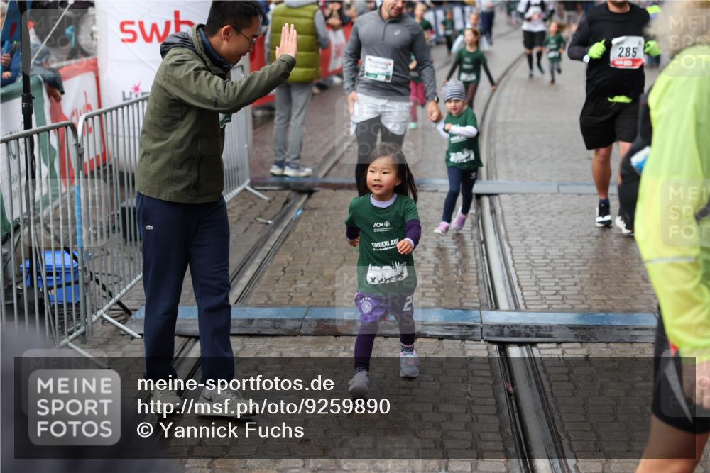05.10.2025 - 20. swb-Marathon Bremen Yannick Fuchs http://msf.ph/oto/9259890 05.10.2025 15:23:30 Ziel 285, 388, 389 meine-sportfotos.de