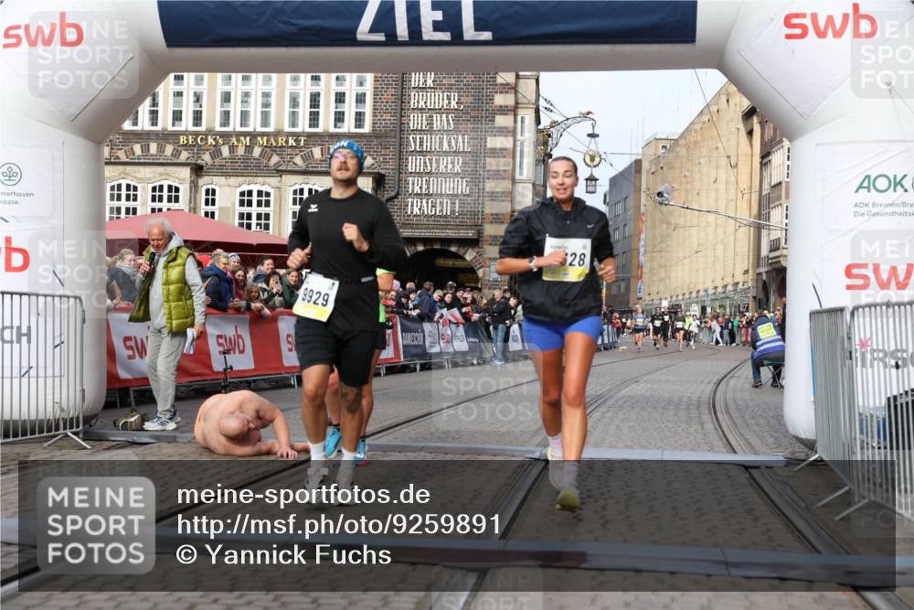 05.10.2025 - 20. swb-Marathon Bremen Yannick Fuchs http://msf.ph/oto/9259891 05.10.2025 10:48:02 Ziel 9929, 10089, 10929, 11187, 11628 meine-sportfotos.de
