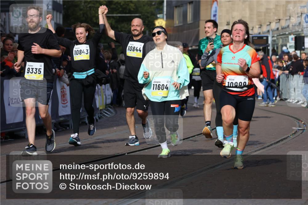 05.10.2025 - 20. swb-Marathon Bremen Strokosch-Dieckow http://msf.ph/oto/9259894 05.10.2025 11:05:36 Ziel 7654, 9210, 9335, 9419, 10197, 10426, 10437, 10529, 10843, 10844, 10999, 11164, 11604, 11681 meine-sportfotos.de