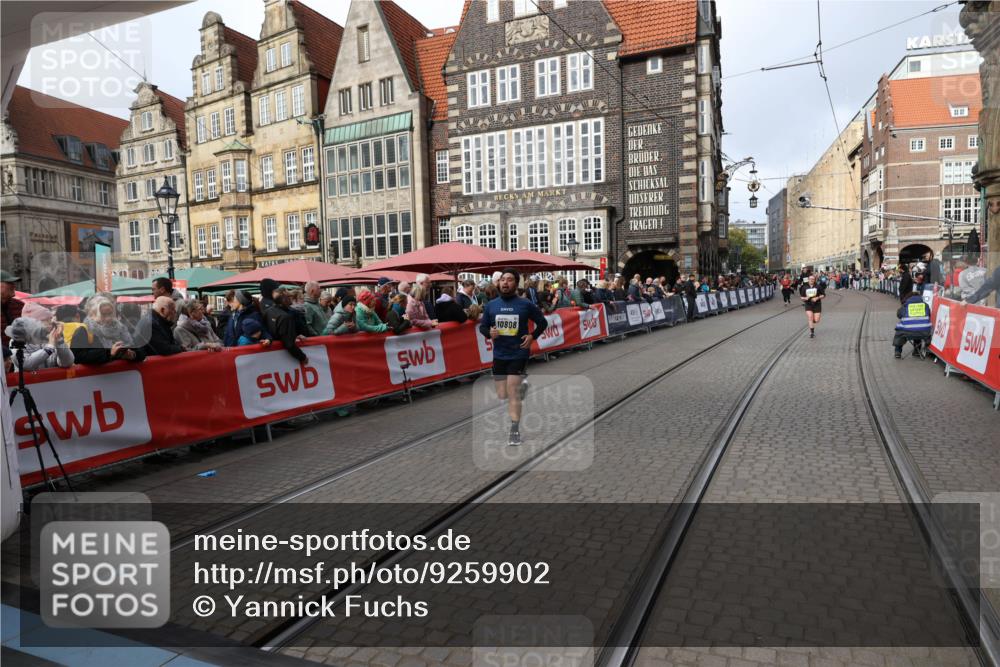 05.10.2025 - 20. swb-Marathon Bremen Yannick Fuchs http://msf.ph/oto/9259902 05.10.2025 11:18:08 Ziel 10808, 10949 meine-sportfotos.de