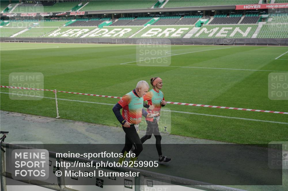 05.10.2025 - 20. swb-Marathon Bremen Michael Burmester http://msf.ph/oto/9259905 05.10.2025 10:49:06 Laufen im Stadion 9247, 9405, 9513, 9688, 9753, 10361, 10362, 10488, 10720, 11109, 11216, 11480, 11625, 11643, 9408, 10076, 10613, 10795, 10874, 10913, 11631, 11690, 11743 meine-sportfotos.de