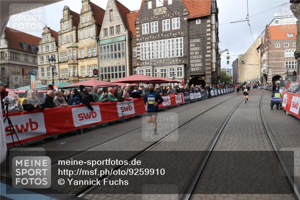 05.10.2025 - 20. swb-Marathon Bremen Yannick Fuchs http://msf.ph/oto/9259910 05.10.2025 11:18:08 Ziel 10808, 10949 meine-sportfotos.de