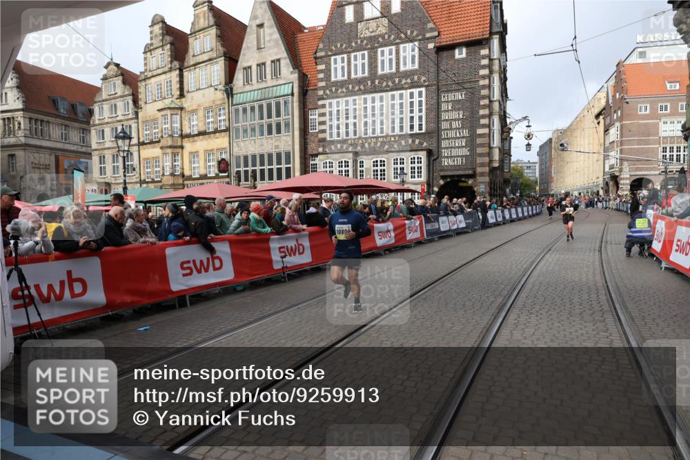 05.10.2025 - 20. swb-Marathon Bremen Yannick Fuchs http://msf.ph/oto/9259913 05.10.2025 11:18:08 Ziel 10808, 10949 meine-sportfotos.de