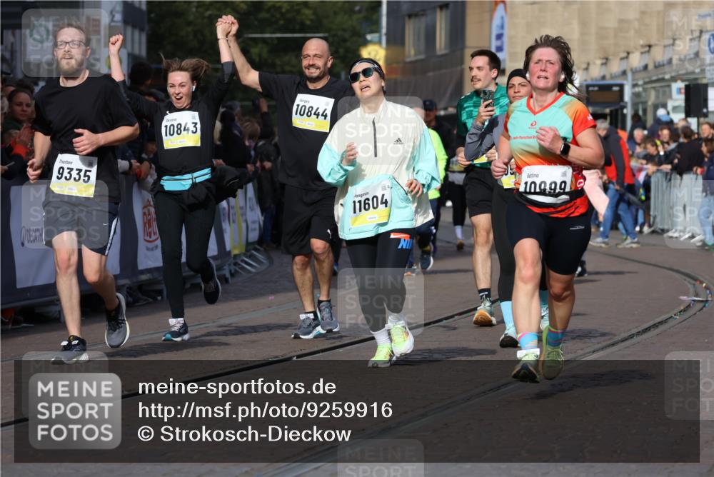 05.10.2025 - 20. swb-Marathon Bremen Strokosch-Dieckow http://msf.ph/oto/9259916 05.10.2025 11:05:36 Ziel 7654, 9210, 9335, 9419, 10197, 10426, 10437, 10529, 10843, 10844, 10999, 11164, 11604, 11681 meine-sportfotos.de