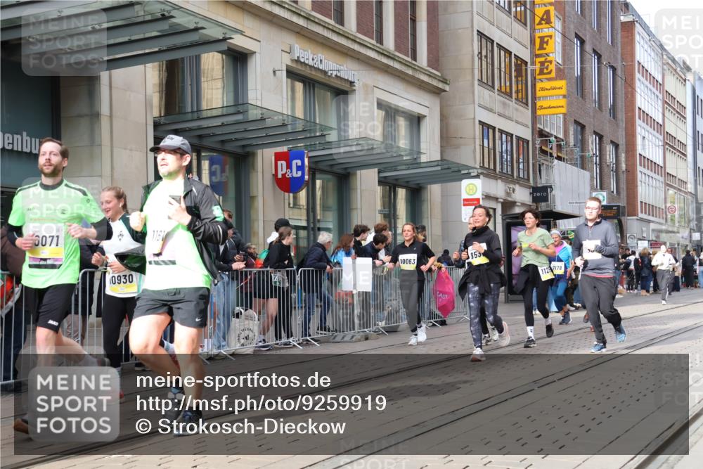 05.10.2025 - 20. swb-Marathon Bremen Strokosch-Dieckow http://msf.ph/oto/9259919 05.10.2025 11:00:10 Ziel 7178, 7215, 9173, 9177, 9271, 9272, 9531, 9858, 10063, 10067, 10071, 10079, 10217, 10406, 10492, 10504, 10518, 10794, 10930, 11003, 11034, 11063, 11071, 11162, 11255, 11263, 11424, 11511, 11534, 11595, 11610, 11619, 11699, 7178, 7215, 9173, 9177, 9271, 9272, 9531, 9858, 10063, 10067, 10071, 10079, 10217, 10406, 10492, 10504, 10518, 10794, 10930, 11003, 11034, 11063, 11071, 11162, 11255, 11263, 11424, 11511 meine-sportfotos.de