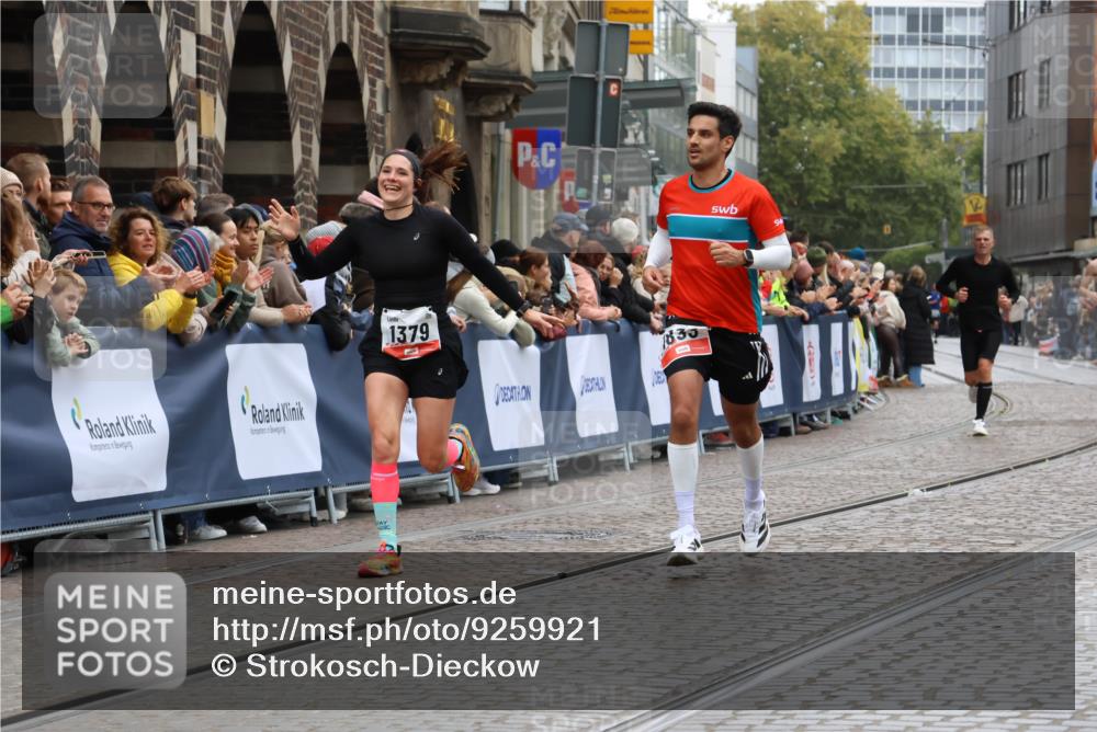 05.10.2025 - 20. swb-Marathon Bremen Strokosch-Dieckow http://msf.ph/oto/9259921 05.10.2025 12:56:17 Ziel 221, 728, 1379, 1833, 2135 meine-sportfotos.de