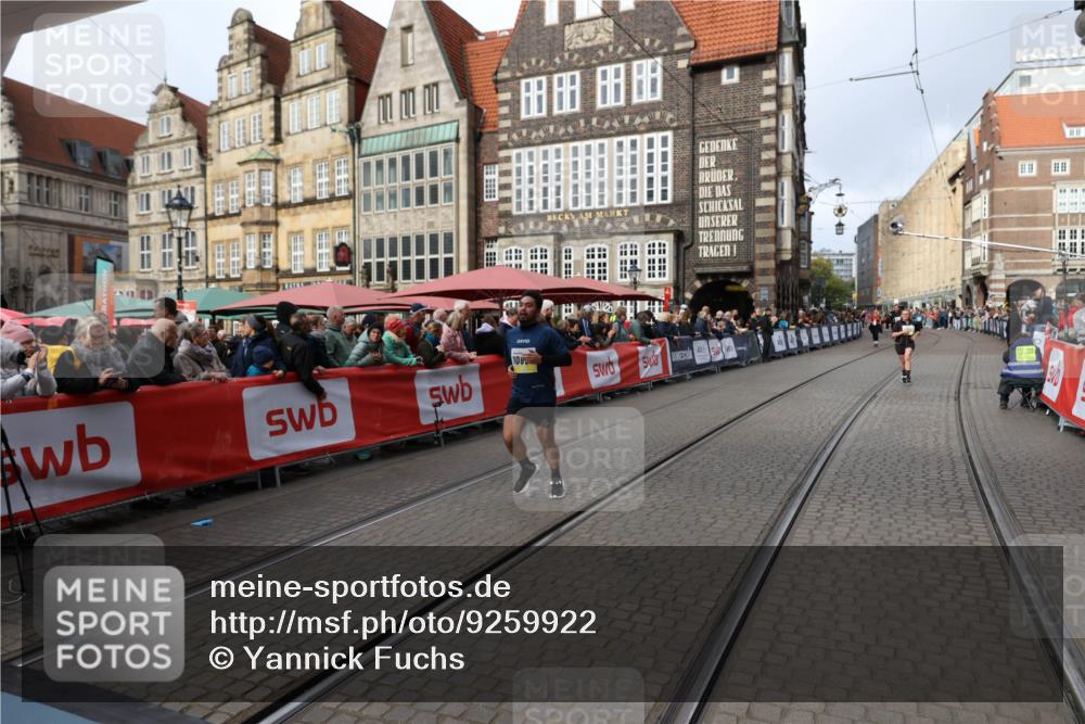 05.10.2025 - 20. swb-Marathon Bremen Yannick Fuchs http://msf.ph/oto/9259922 05.10.2025 11:18:08 Ziel 10808, 10949 meine-sportfotos.de