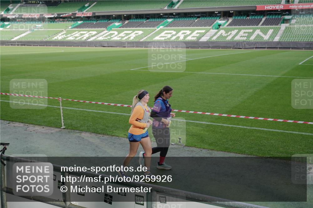 05.10.2025 - 20. swb-Marathon Bremen Michael Burmester http://msf.ph/oto/9259926 05.10.2025 10:49:14 Laufen im Stadion 9247, 9405, 9513, 9688, 9753, 10361, 10362, 10488, 10700, 10720, 11109, 11216, 11480, 11625, 11643, 9408, 10076, 10613, 10795, 10874, 10913, 11109, 11631, 11690, 11743 meine-sportfotos.de