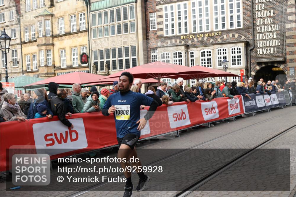 05.10.2025 - 20. swb-Marathon Bremen Yannick Fuchs http://msf.ph/oto/9259928 05.10.2025 11:18:09 Ziel 10808, 10949, 11082 meine-sportfotos.de