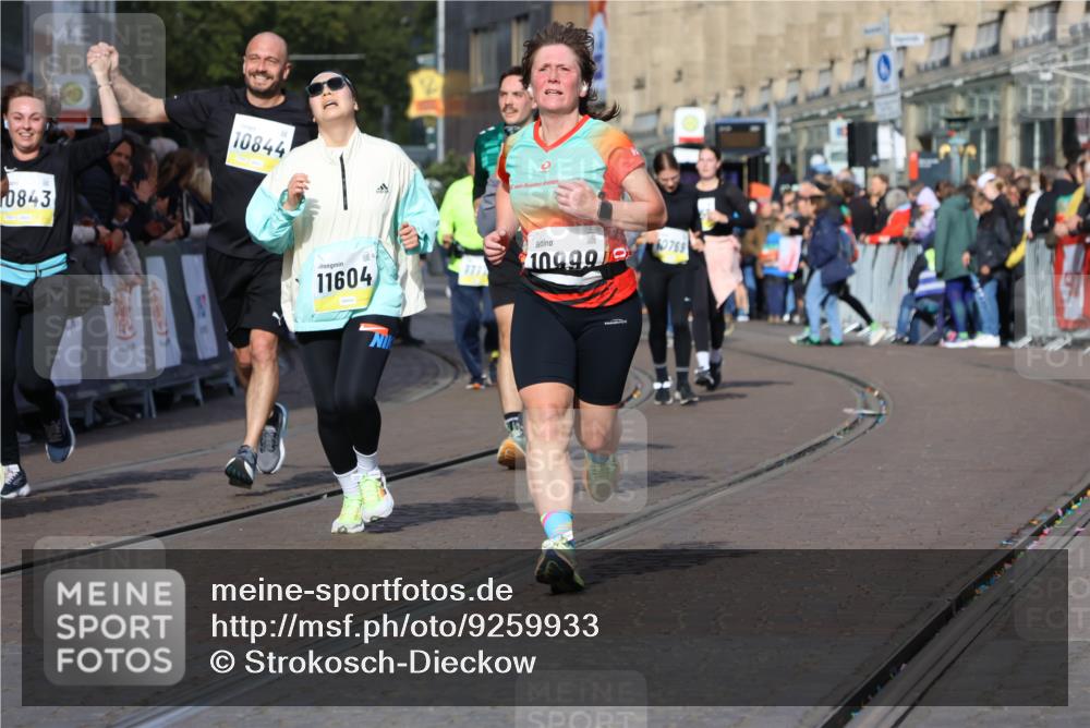 05.10.2025 - 20. swb-Marathon Bremen Strokosch-Dieckow http://msf.ph/oto/9259933 05.10.2025 11:05:37 Ziel 9210, 9335, 9419, 10197, 10437, 10529, 10843, 10844, 10999, 11164, 11604, 11681 meine-sportfotos.de