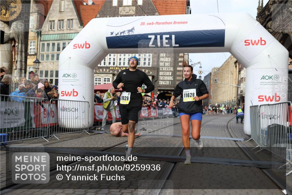 05.10.2025 - 20. swb-Marathon Bremen Yannick Fuchs http://msf.ph/oto/9259936 05.10.2025 10:48:03 Ziel 9929, 10089, 10266, 10929, 11187, 11628 meine-sportfotos.de