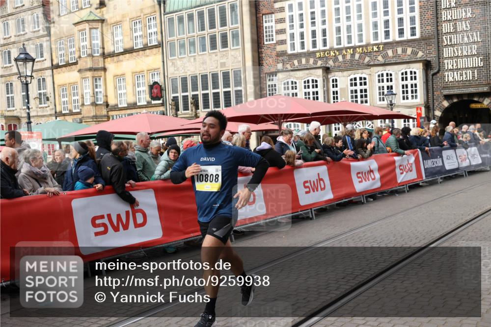 05.10.2025 - 20. swb-Marathon Bremen Yannick Fuchs http://msf.ph/oto/9259938 05.10.2025 11:18:09 Ziel 10808, 10949, 11082 meine-sportfotos.de