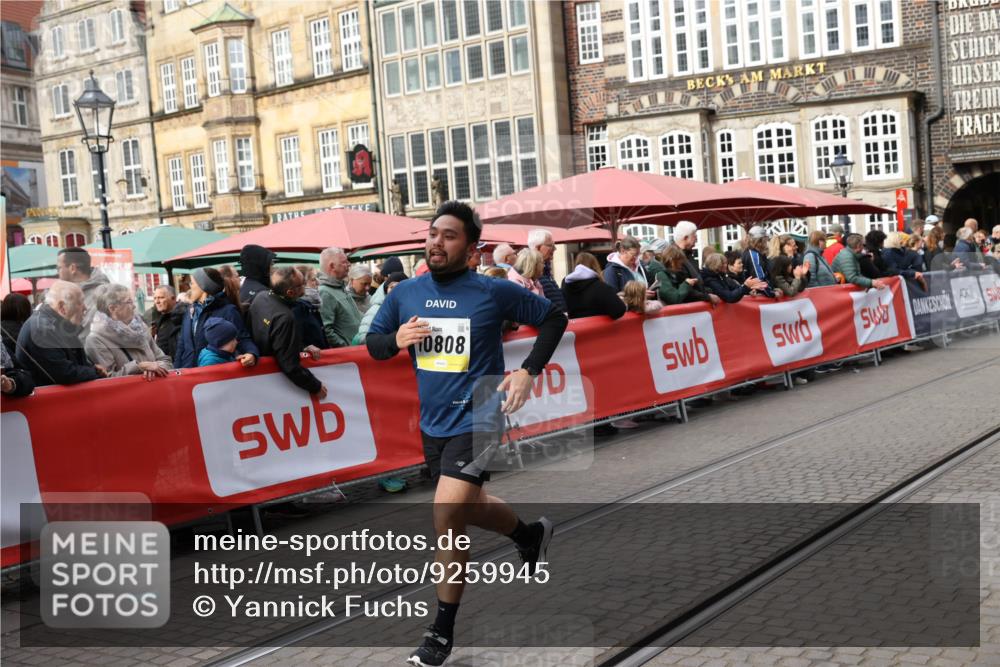 05.10.2025 - 20. swb-Marathon Bremen Yannick Fuchs http://msf.ph/oto/9259945 05.10.2025 11:18:09 Ziel 10808, 10949, 11082 meine-sportfotos.de