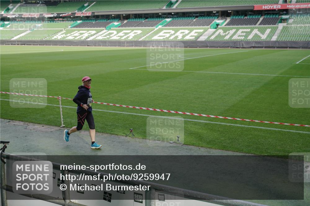 05.10.2025 - 20. swb-Marathon Bremen Michael Burmester http://msf.ph/oto/9259947 05.10.2025 10:49:22 Laufen im Stadion 9247, 9405, 9513, 9688, 9753, 10072, 10488, 10700, 10720, 11216, 11625, 11643, 10361, 10362, 10913, 11109, 11480 meine-sportfotos.de