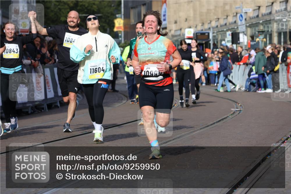 05.10.2025 - 20. swb-Marathon Bremen Strokosch-Dieckow http://msf.ph/oto/9259950 05.10.2025 11:05:37 Ziel 9210, 9335, 9419, 10197, 10437, 10529, 10843, 10844, 10999, 11164, 11604, 11681 meine-sportfotos.de