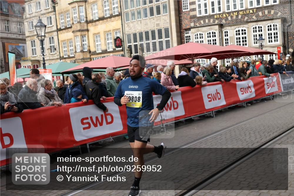 05.10.2025 - 20. swb-Marathon Bremen Yannick Fuchs http://msf.ph/oto/9259952 05.10.2025 11:18:09 Ziel 10808, 10949, 11082 meine-sportfotos.de