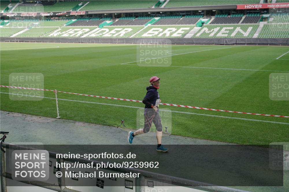 05.10.2025 - 20. swb-Marathon Bremen Michael Burmester http://msf.ph/oto/9259962 05.10.2025 10:49:23 Laufen im Stadion 9247, 9405, 9513, 9688, 9753, 10072, 10133, 10488, 10700, 10720, 11216, 11625, 11643, 10361, 10362, 11109, 11480 meine-sportfotos.de