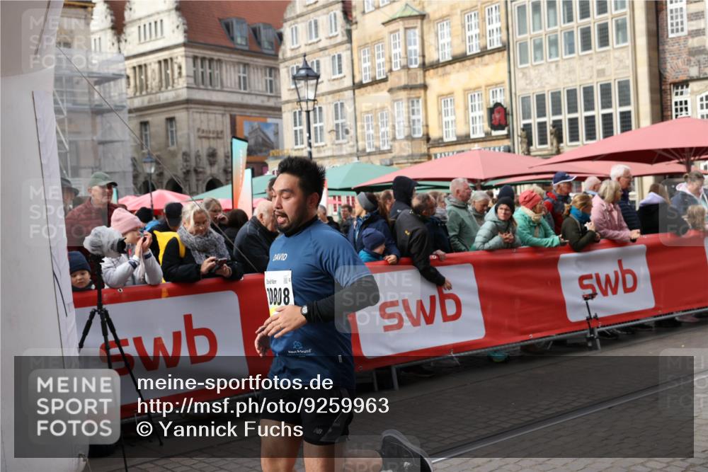 05.10.2025 - 20. swb-Marathon Bremen Yannick Fuchs http://msf.ph/oto/9259963 05.10.2025 11:18:09 Ziel 10808, 10949, 11082 meine-sportfotos.de