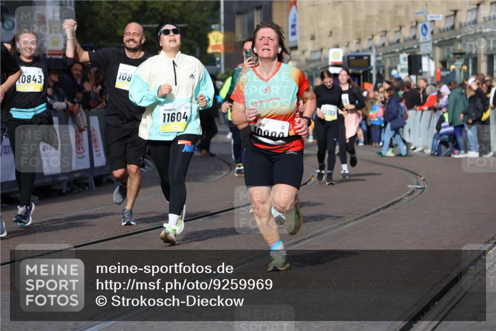 05.10.2025 - 20. swb-Marathon Bremen Strokosch-Dieckow http://msf.ph/oto/9259969 05.10.2025 11:05:37 Ziel 9210, 9335, 9419, 10197, 10437, 10529, 10843, 10844, 10999, 11164, 11604, 11681 meine-sportfotos.de