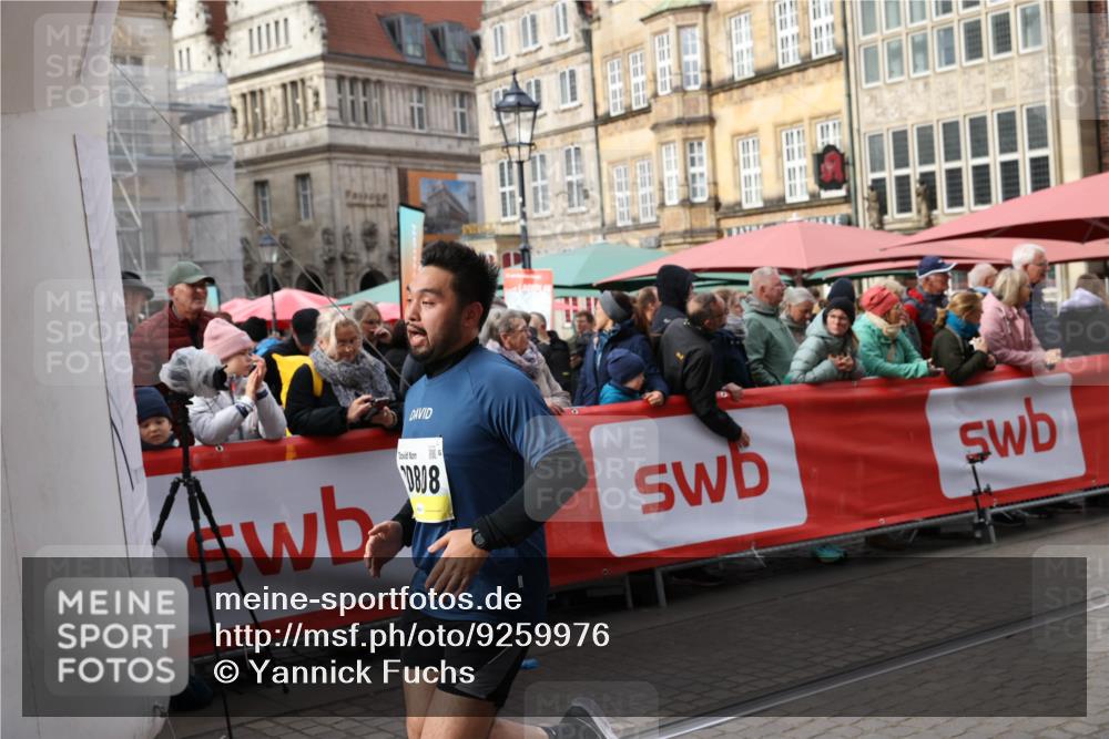 05.10.2025 - 20. swb-Marathon Bremen Yannick Fuchs http://msf.ph/oto/9259976 05.10.2025 11:18:09 Ziel 10808, 10949, 11082 meine-sportfotos.de