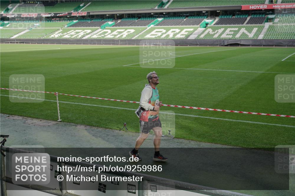 05.10.2025 - 20. swb-Marathon Bremen Michael Burmester http://msf.ph/oto/9259986 05.10.2025 10:49:28 Laufen im Stadion 9247, 9405, 9445, 9513, 9688, 9753, 9857, 10072, 10133, 10184, 10488, 10700, 10720, 11190, 11216, 11625, 11643, 10361, 10362, 11109, 11480 meine-sportfotos.de