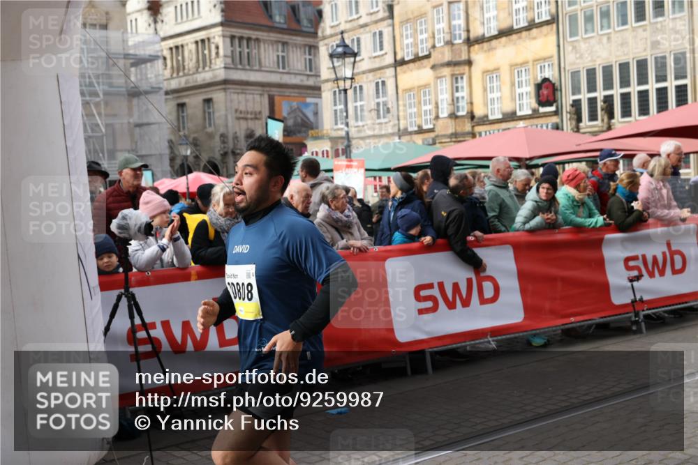05.10.2025 - 20. swb-Marathon Bremen Yannick Fuchs http://msf.ph/oto/9259987 05.10.2025 11:18:09 Ziel 10808, 10949, 11082 meine-sportfotos.de