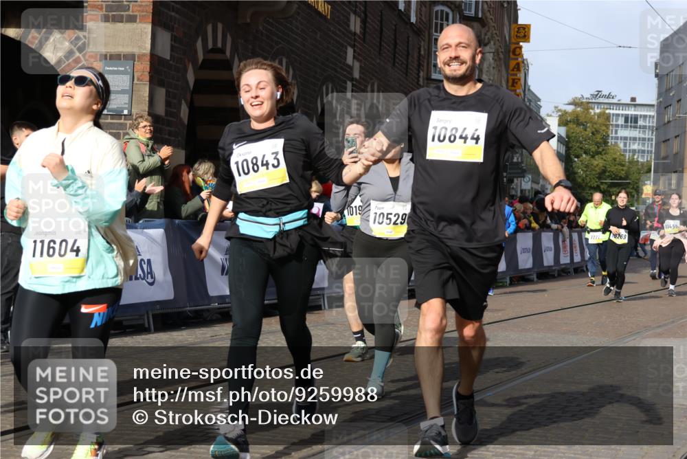 05.10.2025 - 20. swb-Marathon Bremen Strokosch-Dieckow http://msf.ph/oto/9259988 05.10.2025 11:05:42 Ziel 9335, 9423, 9907, 10197, 10529, 10619, 10769, 10843, 10844, 11455, 11604 meine-sportfotos.de