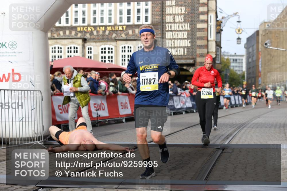 05.10.2025 - 20. swb-Marathon Bremen Yannick Fuchs http://msf.ph/oto/9259995 05.10.2025 10:48:07 Ziel 9240, 9929, 10089, 10266, 11187, 11628 meine-sportfotos.de