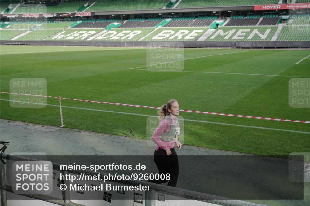 05.10.2025 - 20. swb-Marathon Bremen Michael Burmester http://msf.ph/oto/9260008 05.10.2025 10:49:31 Laufen im Stadion 9247, 9405, 9445, 9513, 9688, 9753, 9857, 10072, 10133, 10184, 10488, 10700, 10720, 10731, 11190, 11216, 11625, 11643, 10361, 10362, 11109, 11480 meine-sportfotos.de